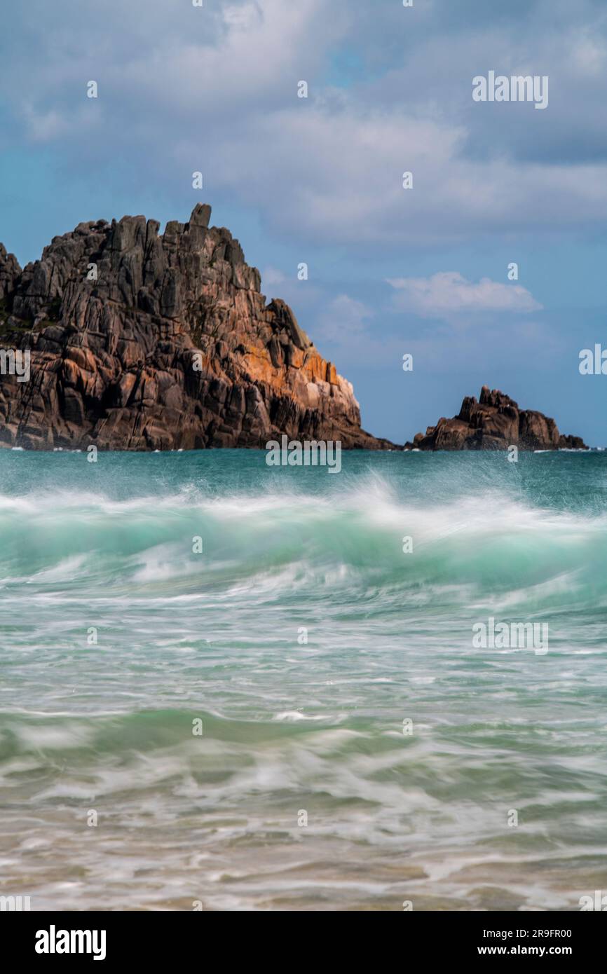 Wellen nähern sich Porthcurno Beach in Cornwall, England, Großbritannien Stockfoto
