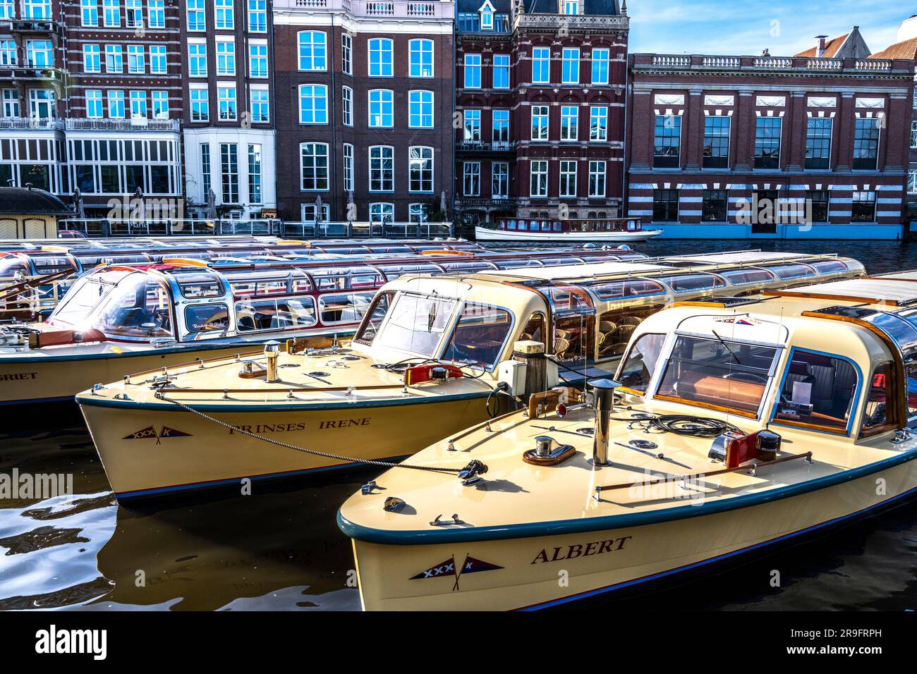 Tourboote, die an der Amstel im Rembrandt Plein in Amsterdam anlegen Stockfoto