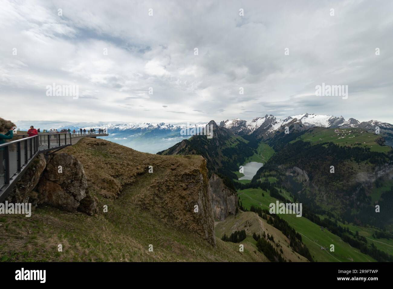 Hoher Kasten, St. Gallen, Schweiz, 20. Mai 2023 atemberaubender Blick auf den Gipfel des Saentis und die Region Alpstein an einem bewölkten Tag Stockfoto