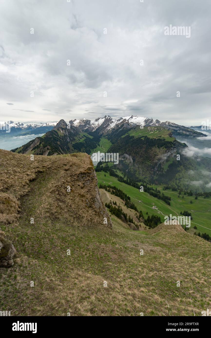 Hoher Kasten, St. Gallen, Schweiz, 20. Mai 2023 atemberaubender Blick auf den Gipfel des Saentis und die Region Alpstein an einem bewölkten Tag Stockfoto