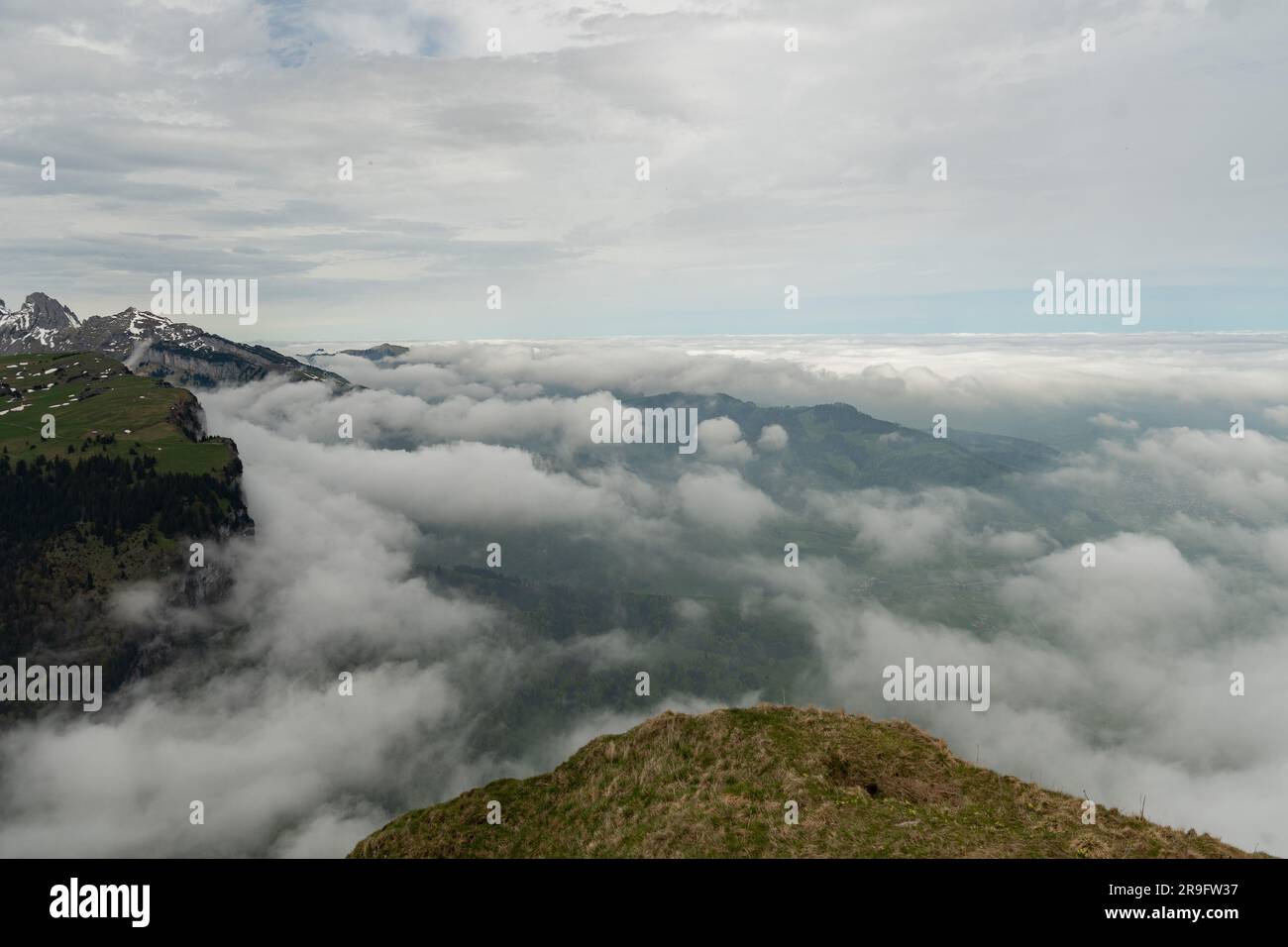 Hoher Kasten, St. Gallen, Schweiz, 20. Mai 2023 Foggy Stimmung über dem Tal in der Region Appenzell an einem bewölkten Tag Stockfoto