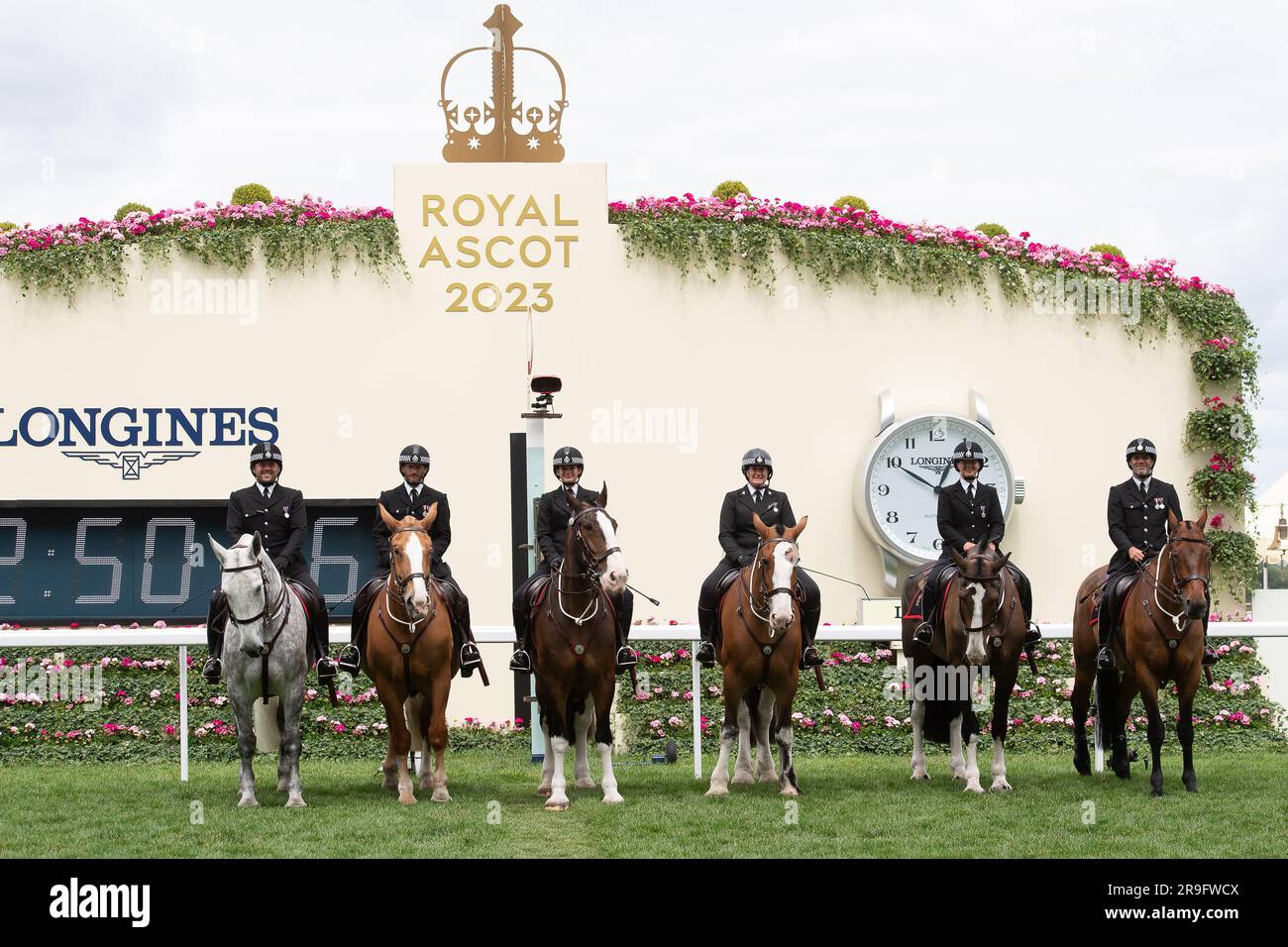 Ascot, Berkshire, Großbritannien. 24. Juni 2023. Die Polizei von Thames Valley hat während der Royal Ascot Week Polizeibeamte und Pferde auf der Rennbahn in Ascot gebracht. Kredit: Maureen McLean/Alamy Stockfoto