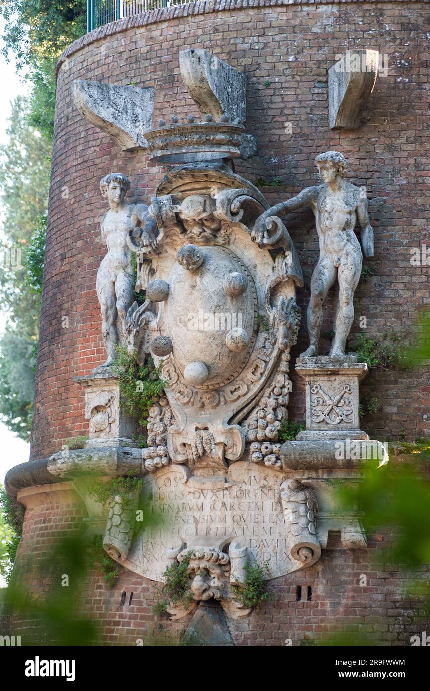 Das Wappen von Duke Cosimo auf der Festungsbastion Medici (Bastion San Francesco genannt), geformt von Francesco Camilliani. Stockfoto