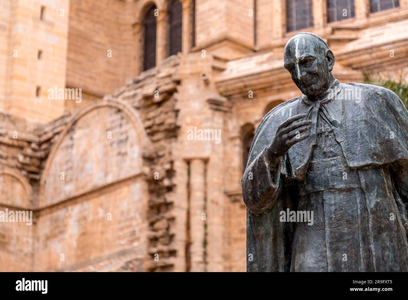 Statue von Kardinal Herrera Oria an der hinteren Fassade der Kathedrale von Malaga, Malaga, Spanien. Stockfoto