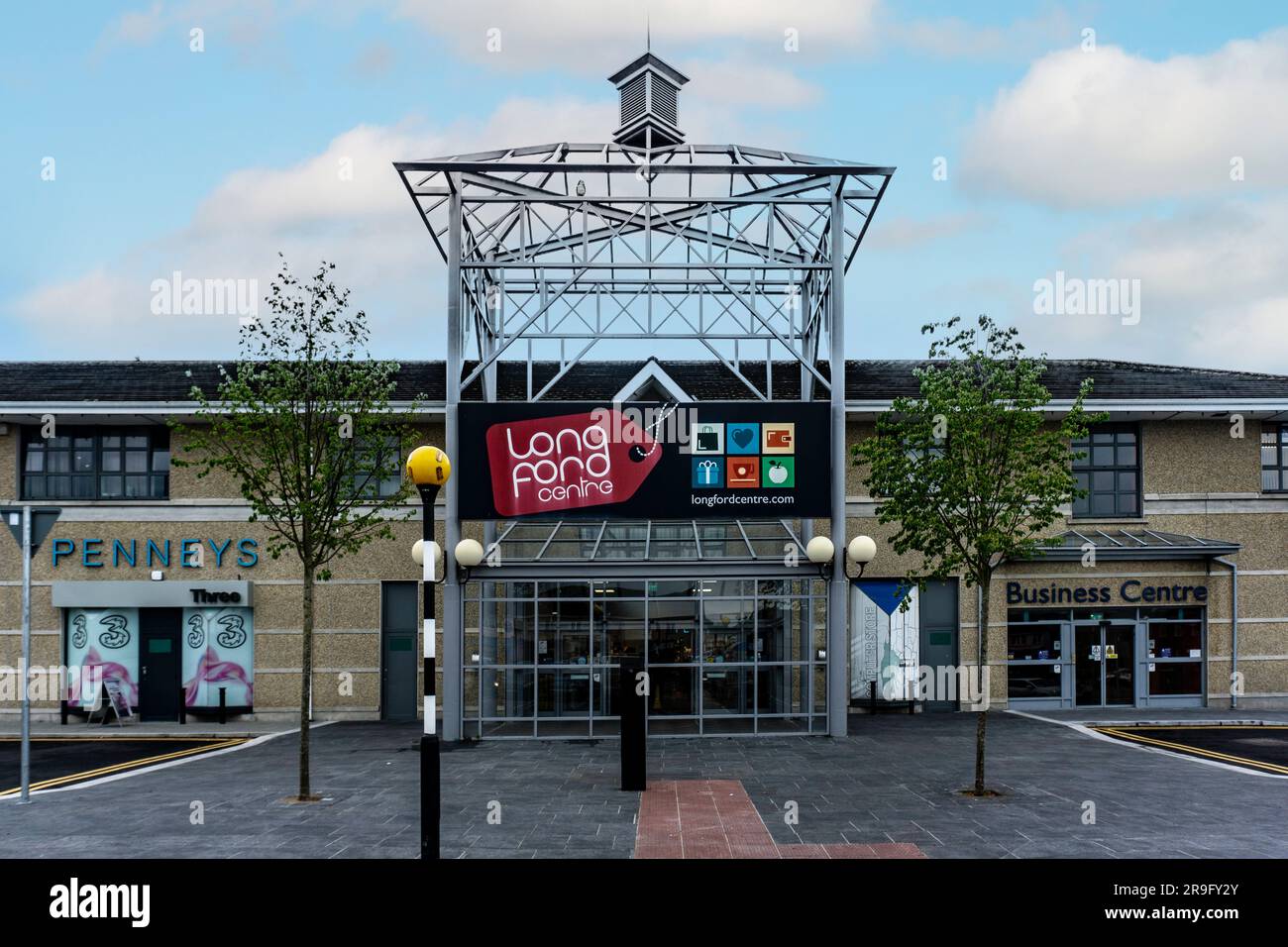 Der Eingang zum Longford Shopping Centre im Herzen von Longford Town. Zu den Geschäften hier zählen Penneys und Tesco sowie Mode- und Lebensmittelgeschäfte Stockfoto