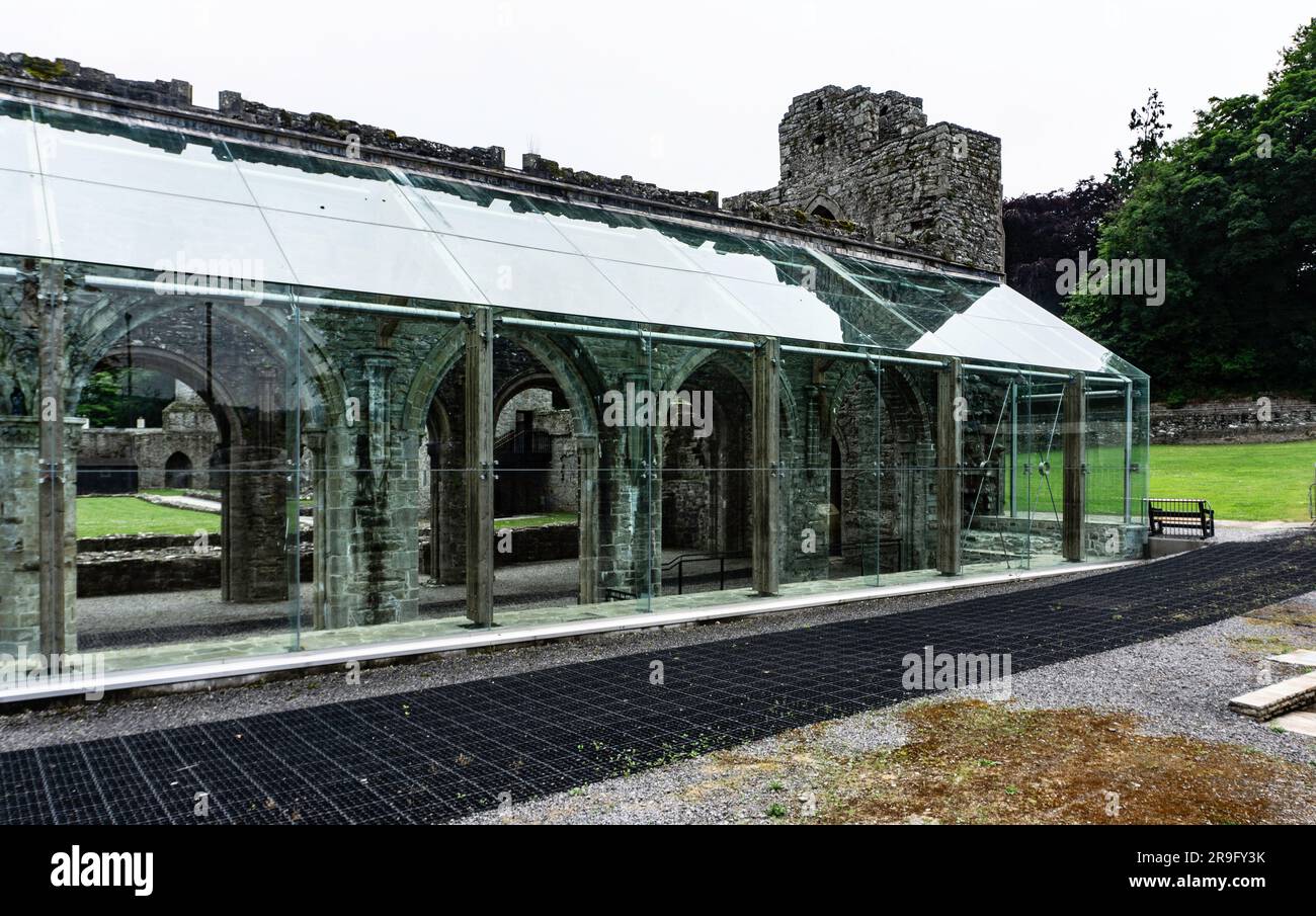 Die Ruinen der alten Zisterzienserabtei in Boyle, County Roscommon, Irland. Gegründet im 12. Jahrhundert. Die Glaswand schützt einen Teil der Struktur. Stockfoto