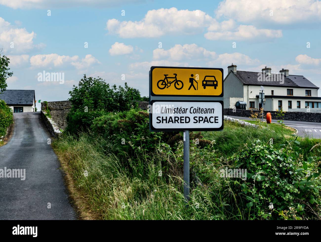 Ein Schild entlang des Royal Canal in Cloondara, County Longford, weist darauf hin, dass die schmale Straße ein Gemeinschaftsbereich für Autos, Radfahrer und Fußgänger ist. Stockfoto