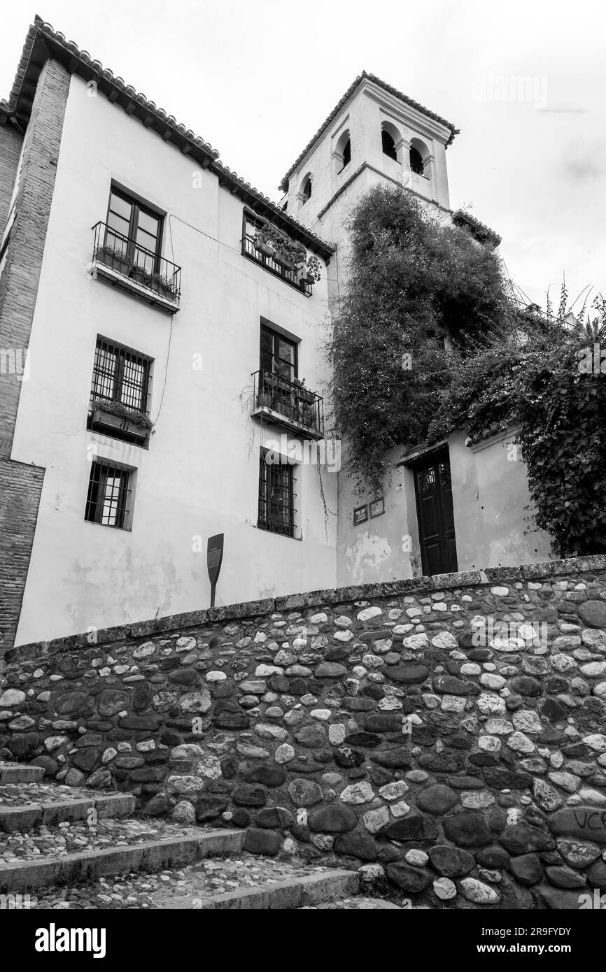 Granada, Spanien - 26. FEBRUAR 2022: Das Albaicin oder Albayzin ist das muslimische Viertel von Granada, Andalusien, Spanien, um einen Hügel auf der Nordseite Stockfoto