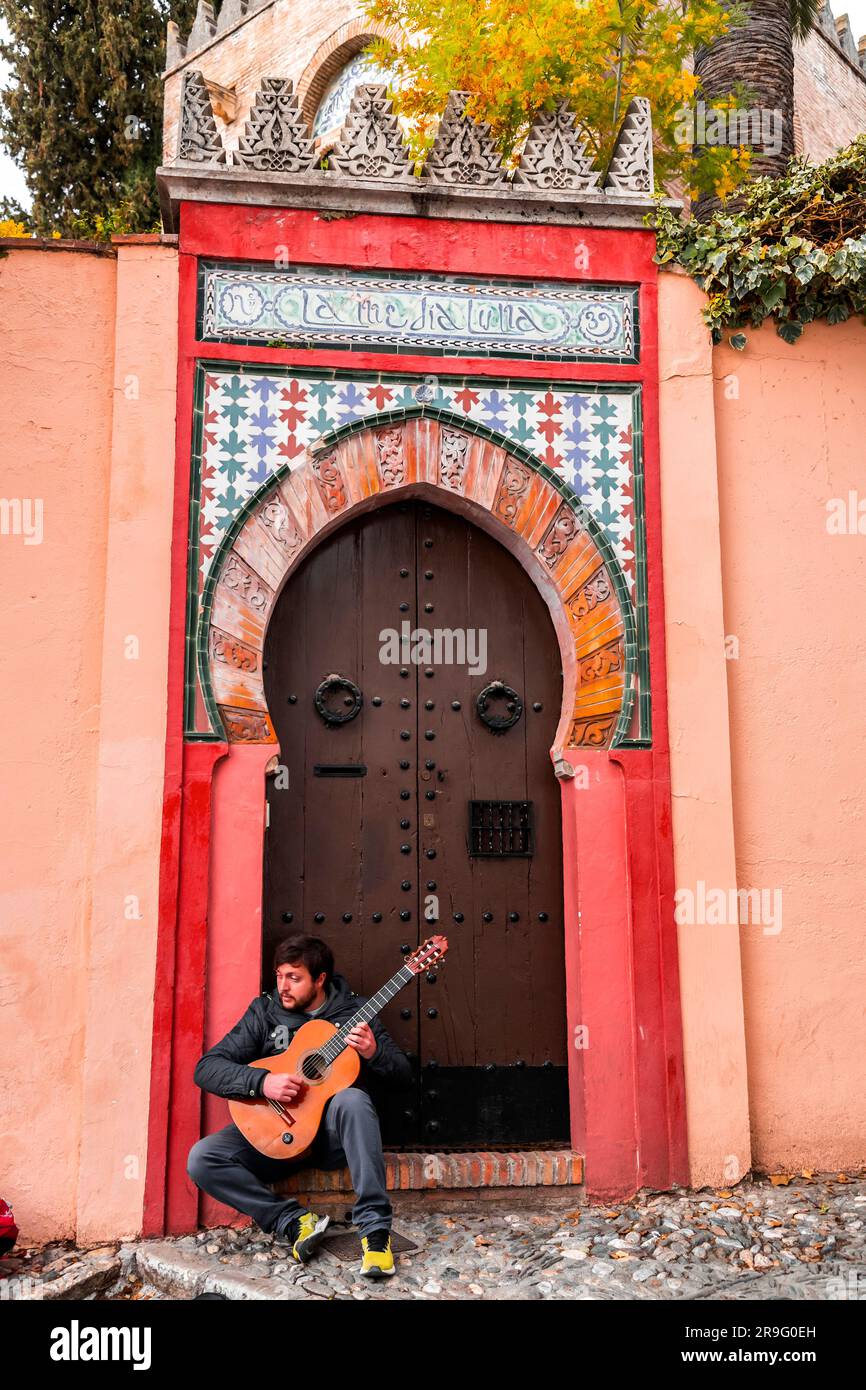 Granada, Spanien - 26. Februar 2022: Junger Gitarrenspieler tritt in den Straßen von Granada, Spanien auf. Stockfoto