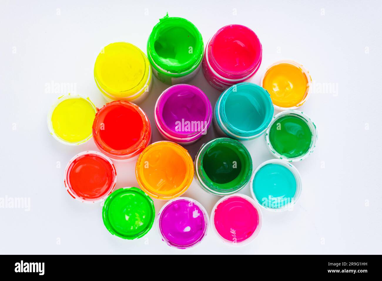 Gläser mit mehrfarbigen hellen Farben auf weißem Hintergrund für Nahaufnahmen. Stockfoto