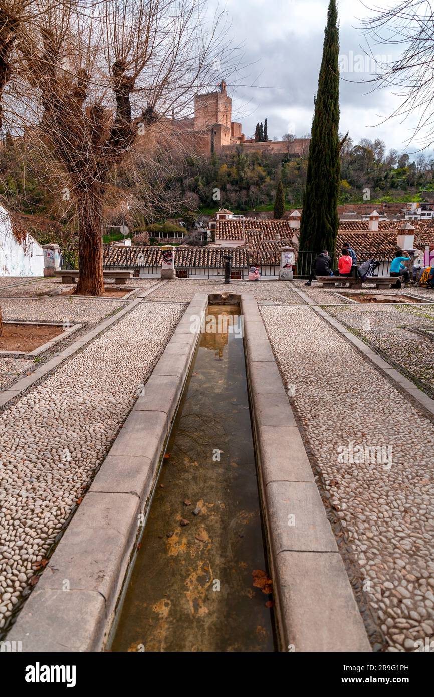 Granada, Spanien - 26. FEBRUAR 2022: Wunderschöner Blick auf die berühmte Alhambra vom Mirador Placeta de Carvajales, der einen langen Pferdebrunnen von 0 beherbergt Stockfoto