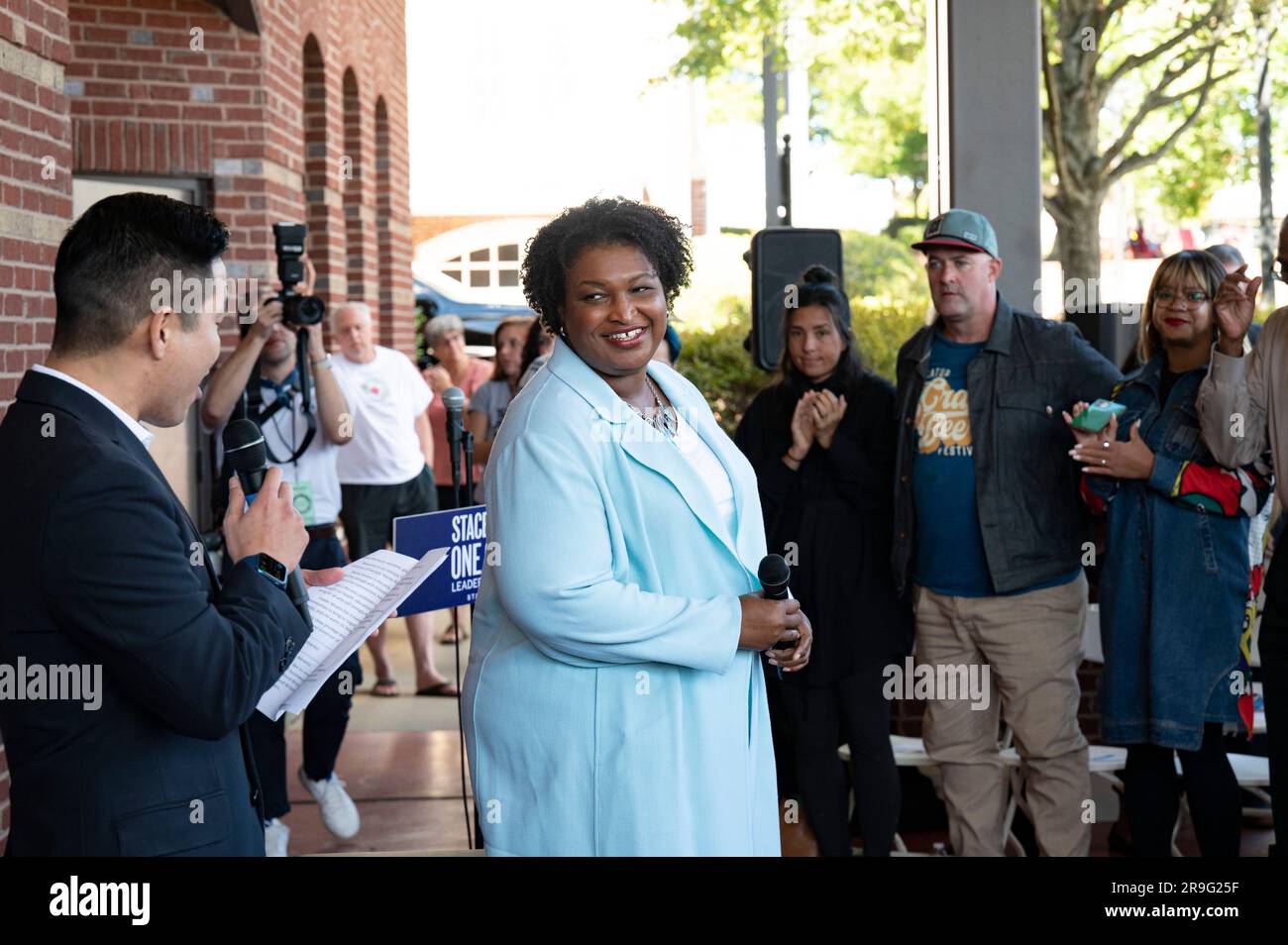 Duluth, Georgia, USA. 2. Okt. 2022. STACEY ABRAMS, demokratischer Kandidat für den Gouverneur Georgiens, beantwortet Fragen auf einem Rathaustreffen in Duluth, Georgia, einer Gemeinde mit einer großen asiatischen Bevölkerung. Kredit: Robin Rayne/ZUMA Wire/Alamy Live News Stockfoto