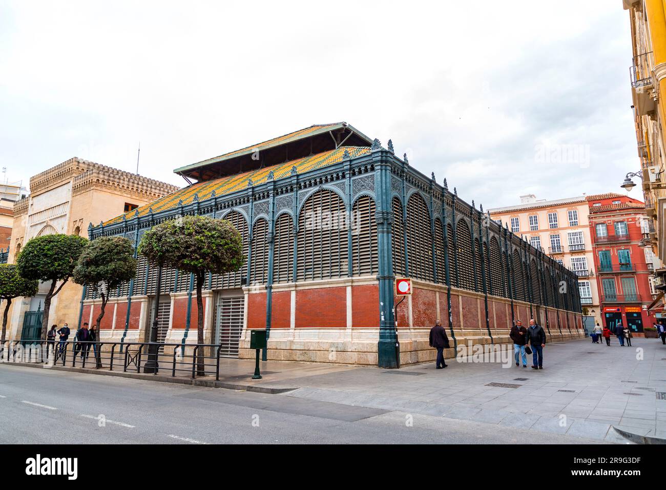 Malaga, Spanien - 27. FEBRUAR 2022: Außenansicht und dekorative Details vom Atarazanas Market, einer traditionellen Speisesaal in Malaga, Spanien. Stockfoto