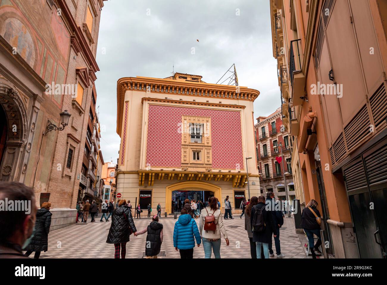 Granada, Spanien - 26. Februar 2022: Das ehemalige Kinogebäude von Aliatar in der Straße Recogidas in Granada, Spanien. Stockfoto