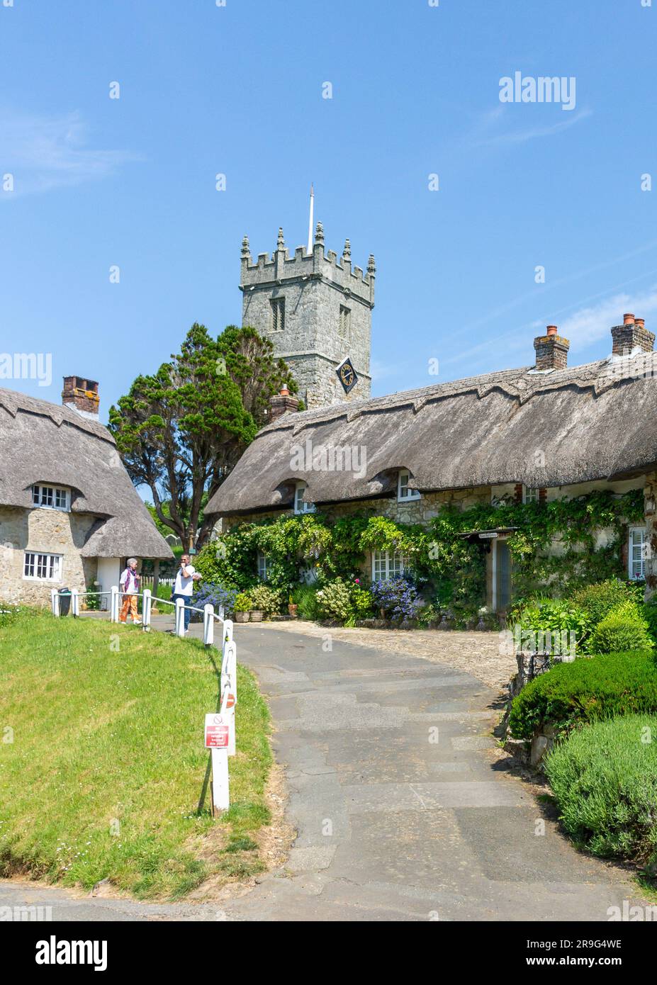 Strohgedeckten Hütten und All Saints Church, Godshill, Isle Of Wight, England, Vereinigtes Königreich Stockfoto