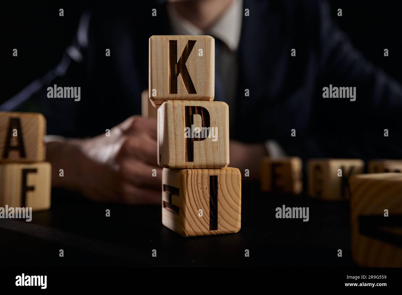 Geschäftsmann hat Wort-kpi mit Holzbausteinen erstellt. Stockfoto