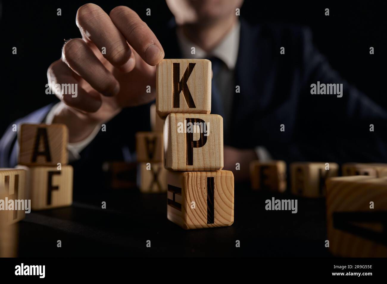 Geschäftsmann hat Wort-kpi mit Holzbausteinen erstellt. Stockfoto