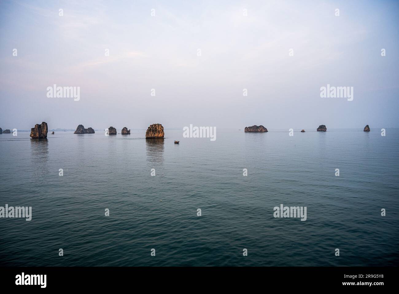 Ein minimalistisches Weitwinkelfoto von Ha Long Bay am Morgen Stockfoto