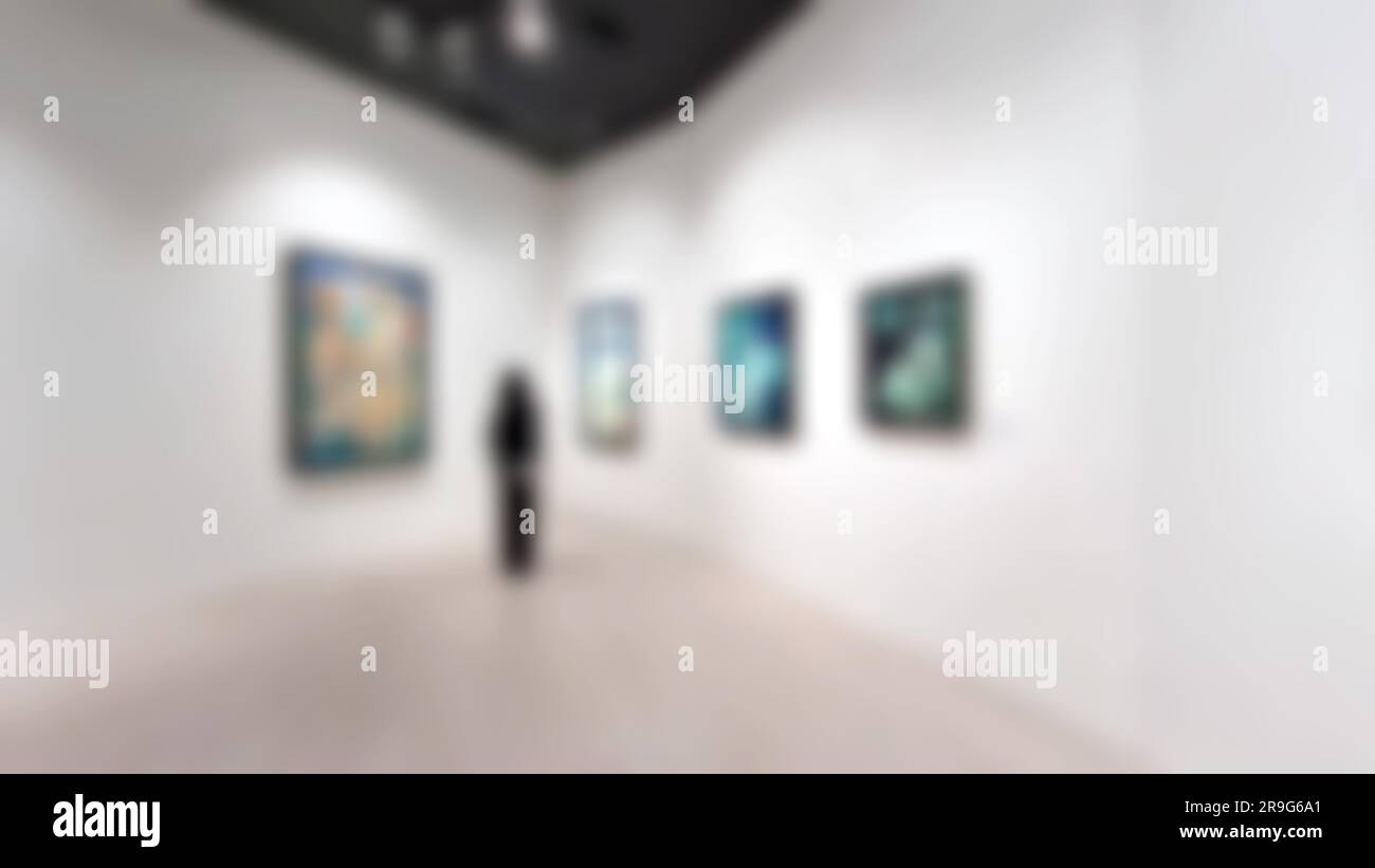 Kunstgalerie verschwommener Hintergrund und Menschen, die Gemälde an weißen Wänden betrachten. Stockfoto