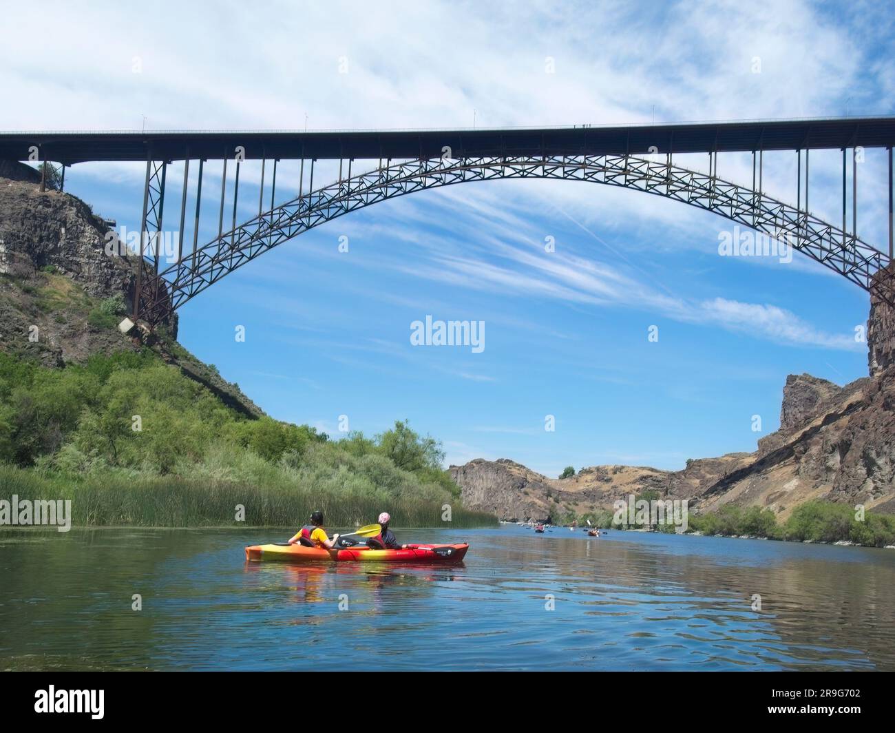 Eine Urlaubsfamilie ist auf dem Snake River in der Nähe der Perrine Bridge in Twin Falls, Idaho, mit dem Kajak unterwegs. Stockfoto