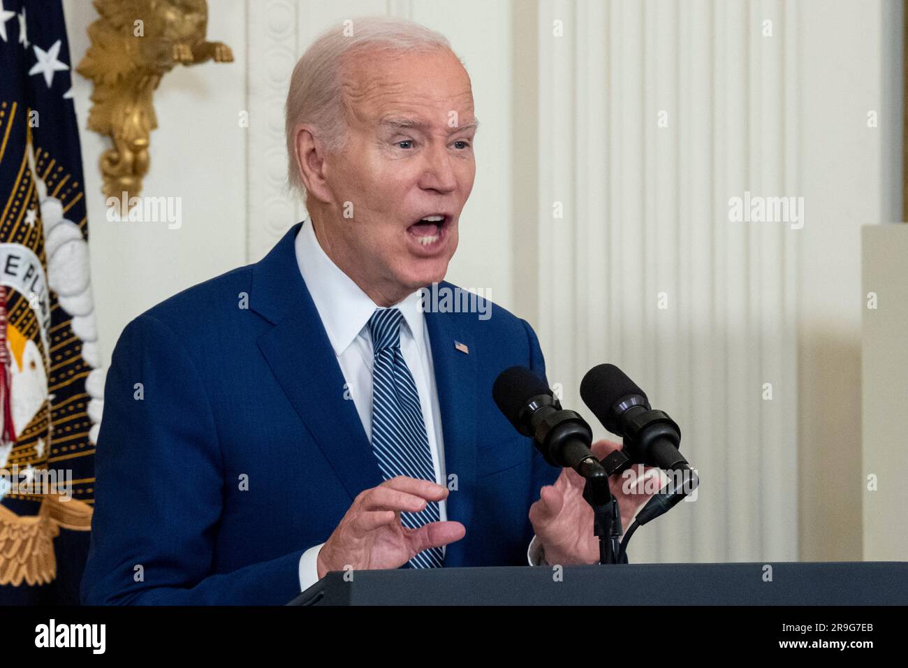 Washington, Vereinigte Staaten. 26. Juni 2023. US-Präsident Joe Biden spricht am Montag, den 26. Juni 2023, zur Ankündigung der Hochgeschwindigkeits-Internetinfrastruktur in Administrations im East Room des Weißen Hauses in Washington, DC. Kredit: Ken Cedeno/Pool über CNP/dpa/Alamy Live News Stockfoto