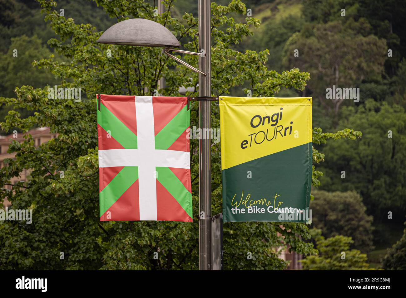 Bilbao, Spanien. Werbeflaggen vom Beginn der Tour de France 110. Kredit: MLBARIONA/Alamy Stock Photo Stockfoto