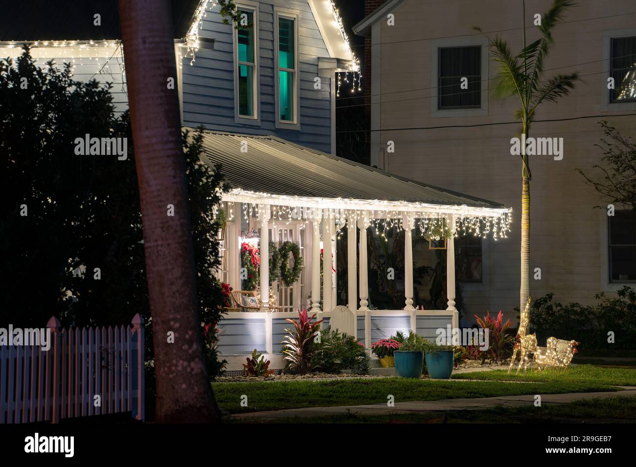 Hell beleuchtete weihnachtsdekorationen auf der Veranda des florida Familienhauses. Außendekor für Winterferien Stockfoto