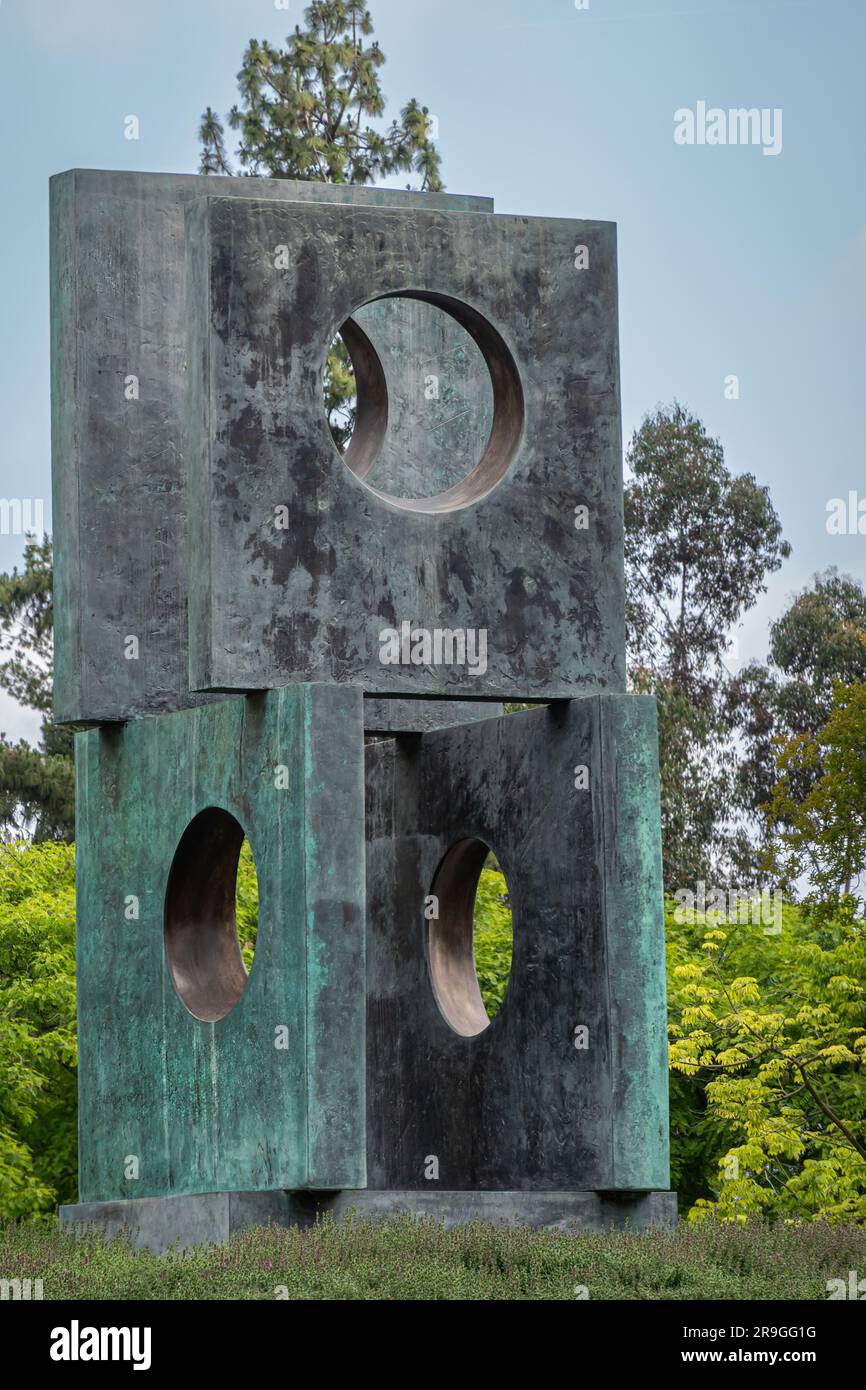 Pasadena, CA, USA - 8. Juni 2023: Norton Simon Kunstmuseum. Spaziergang auf vier Plätzen durch Bronzestatue am Eingang zum Park unter blauer Wolkenlandschaft, umgeben Stockfoto