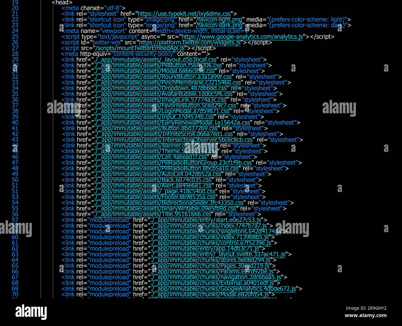 Quellcode in Programmiersprache auf schwarzem Hintergrund geschrieben Stockfoto