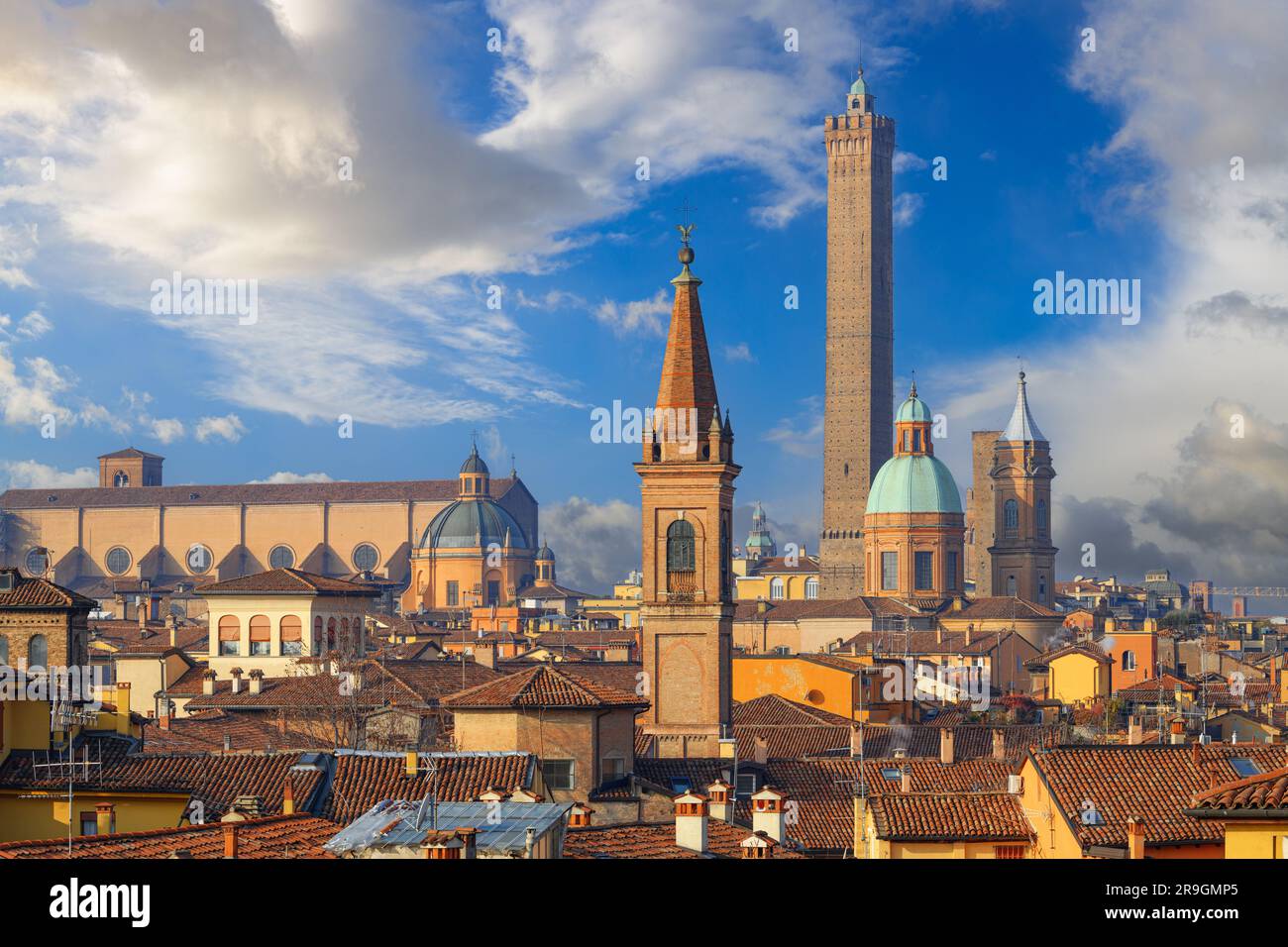 Bologna, die italienische Dachterrasse und die berühmten historischen Türme am Tag. Stockfoto