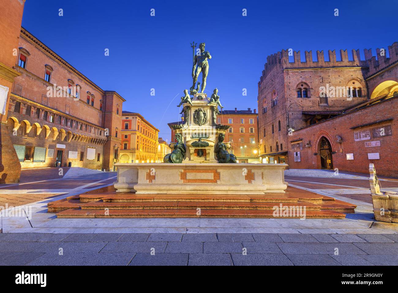 Bologna, Italien, mit dem Neptun-Brunnen in der Abenddämmerung. Stockfoto