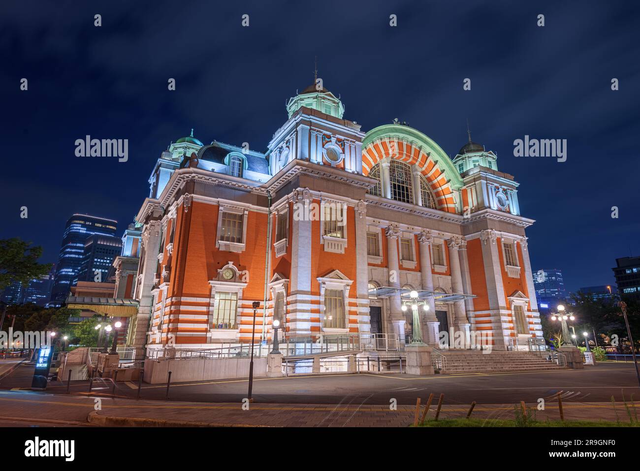 Osaka, Japan von Nakanoshima mit der zentralen öffentlichen Halle von Osaka bei Nacht. Stockfoto