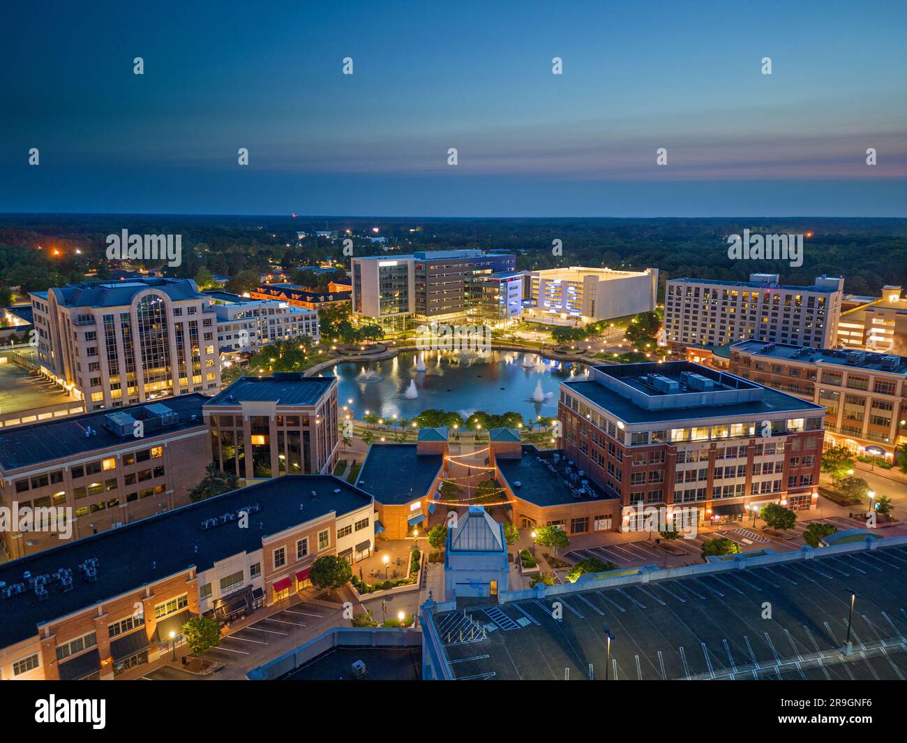 Newport News, Virginia, USA Stadtzentrum von oben in der Dämmerung. Stockfoto