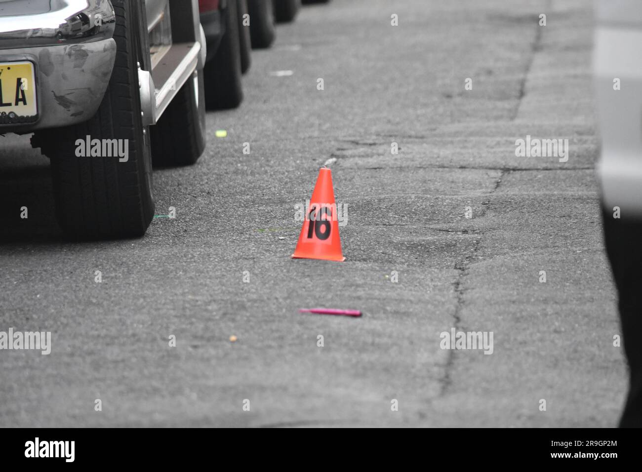 Polizeibeamte suchen nach Hinweisen und markieren Beweise am Tatort. Drei Personen, darunter zwei Offiziere, wurden bei einer Schießerei, die in Newark, New Jersey, USA, am Montagmorgen, dem 26. Juni 2023 laut Behörden stattfand, ins Krankenhaus eingeliefert. Laut offizieller Aussage, hat die Polizei gegen 5 Uhr morgens Schüsse im dritten Stock der Ebon Square Apartments in der Clinton Avenue abgefeuert. Der Verdächtige schoss zuerst und ein Officer schoss als Reaktion, sagten die Cops. Der Verdächtige wurde in ein örtliches Krankenhaus gebracht, wo er wegen einer Schusswunde behandelt werden sollte, sagte die Polizei. Zwei Offiziere Stockfoto