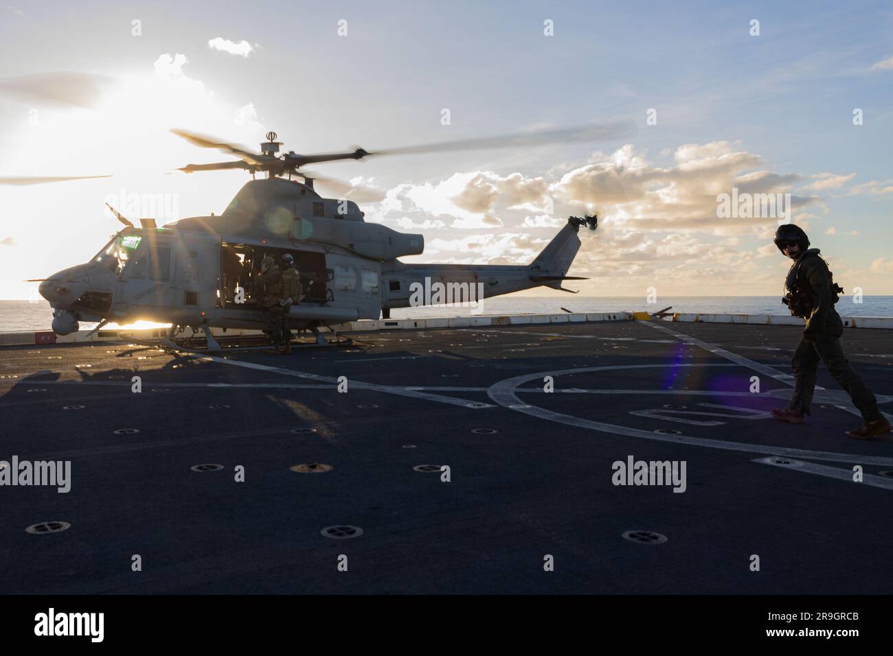 EIN US-AMERIKANISCHER Marine Corps UH-1Y Venom Helicopter mit Marine Medium Tiltrotor Squadron 265 (rein.), 31. Marine Expeditionary Unit landet auf dem Amphibienschiff USS Green Bay (LPD-20) während einer medizinischen Ausbildungsveranstaltung im Korallenmeer, 23. Juni 2023. Das Training simulierte die Behandlung von Verwundeten in der Luft sowie die schnelle Übergabe der Verwundeten an das medizinische Team des Schiffs. Die 31. MEU operiert an Bord von Schiffen der America Amphibious Ready Group im 7.-Flottengebiet, um die Interoperabilität mit Verbündeten und Partnern zu verbessern und als einsatzbereite Eingreiftruppe zur Verteidigung des Friedens zu dienen Stockfoto