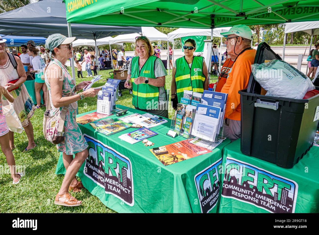 Miami Beach Florida, Altos del Mar Park, Turtle Fest Festival Event, familienfreundlich, CERT Community Emergency Response Team Anbieter Aussteller Freiwillige i Stockfoto