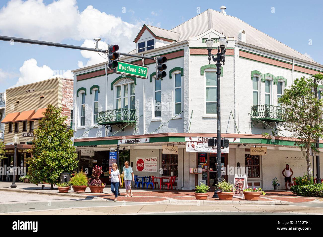 DeLand Florida, kleine Stadt Hauptstraße Stadt historische Innenstadt Einkaufsviertel restaurierte Gebäude, Besucher besuchen Woodland Boulevard Frauen Stockfoto