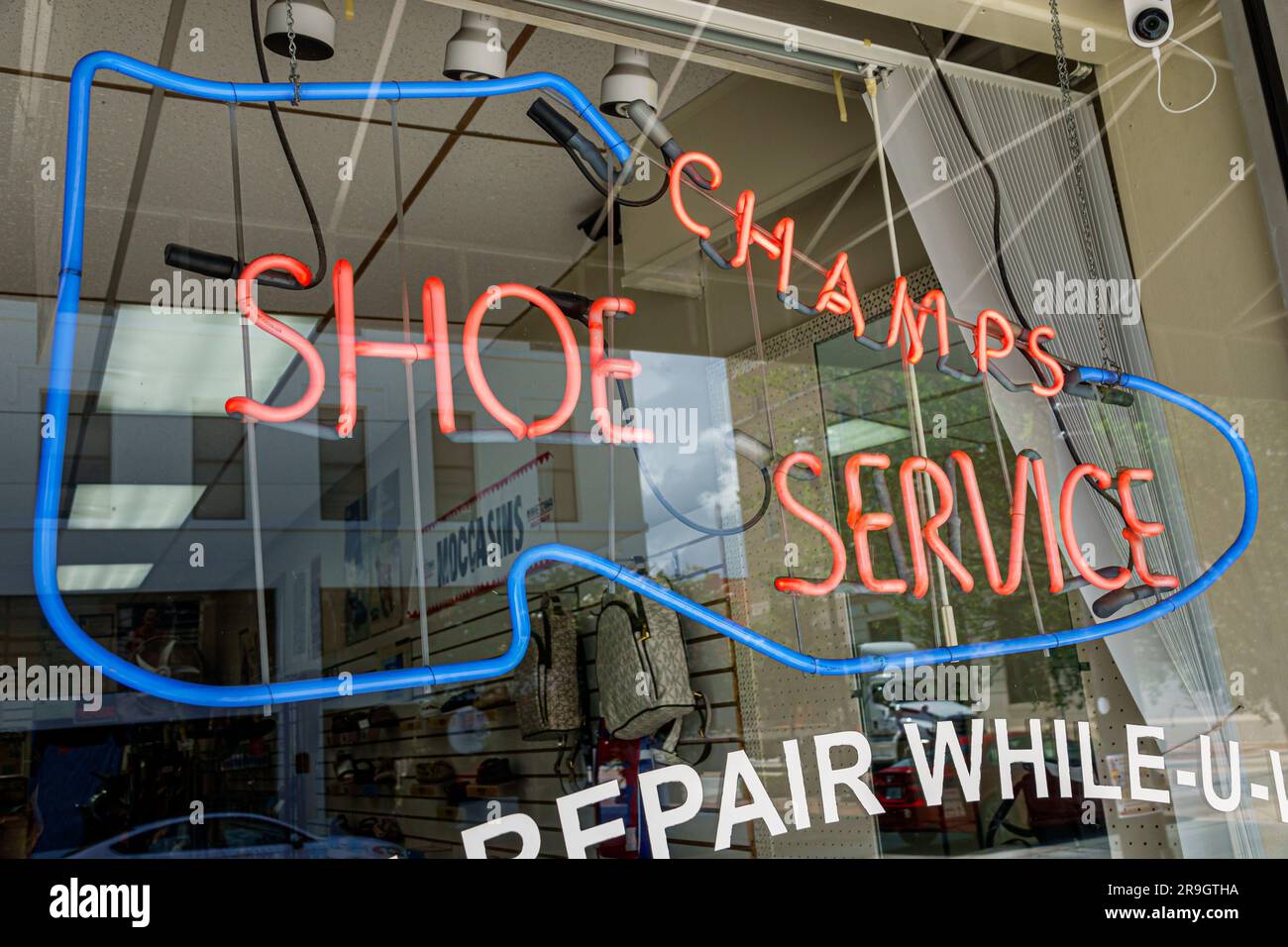 Deland Florida, Neonschild in Form eines Schuhreparaturservice Stockfoto