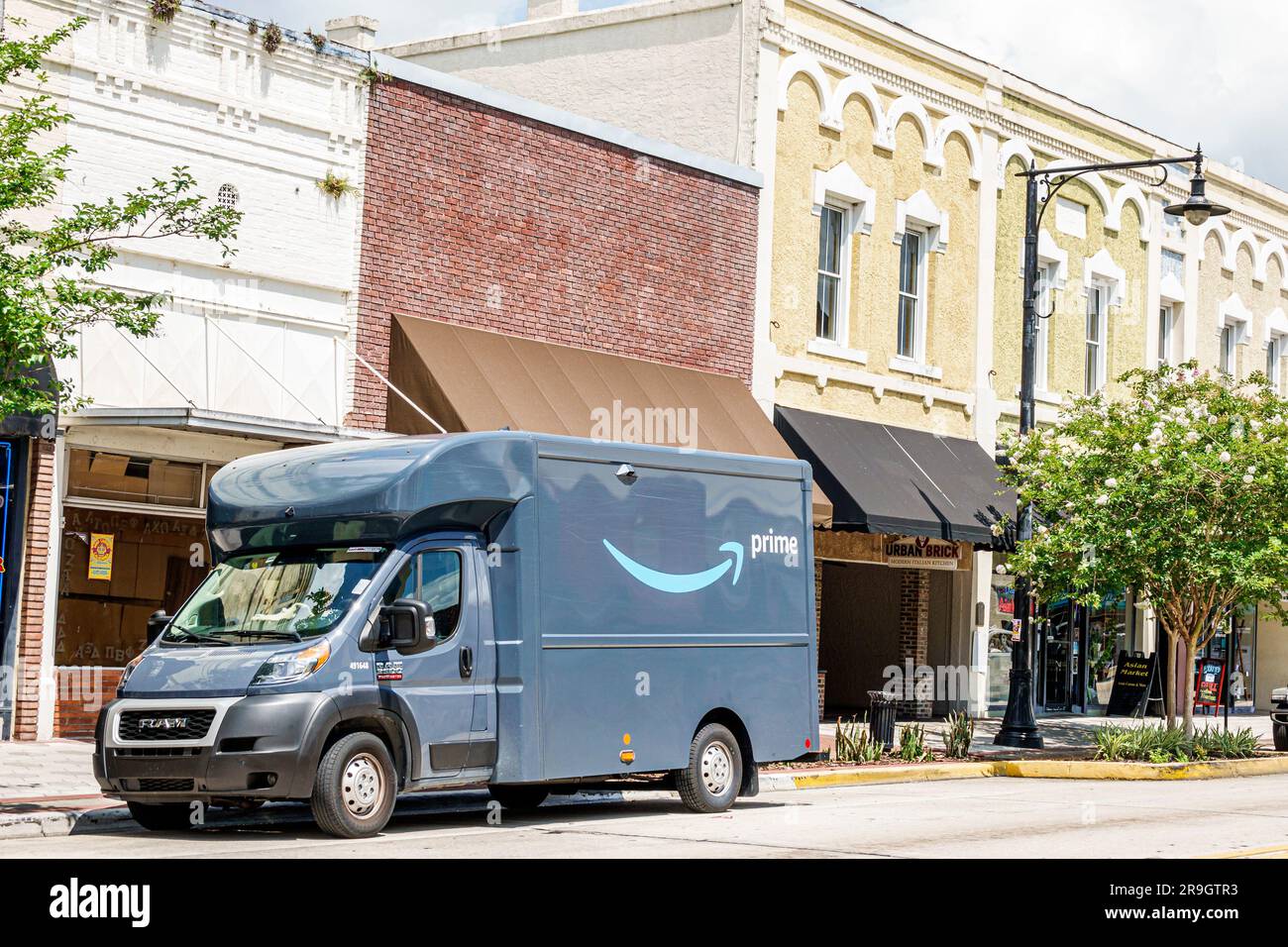 Deland Florida, Amazon Prime Lieferwagen auf der Straße geparkt Stockfoto