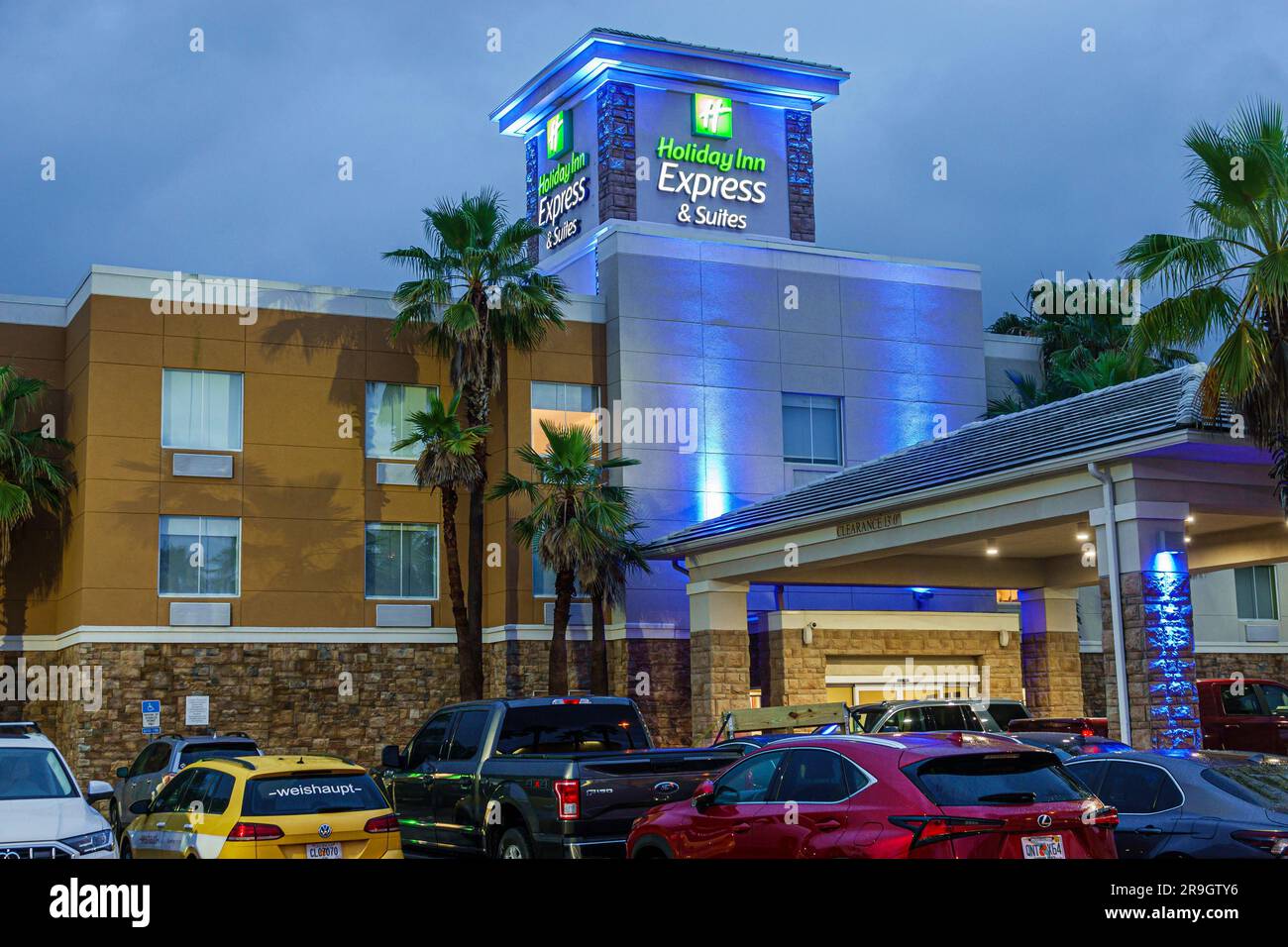 Fleming Island Jacksonville Florida, Holiday Inn Express & Suites Fleming Island, IHG Hotel, Nacht, Außenansicht, Gebäude, Vordereingang Stockfoto