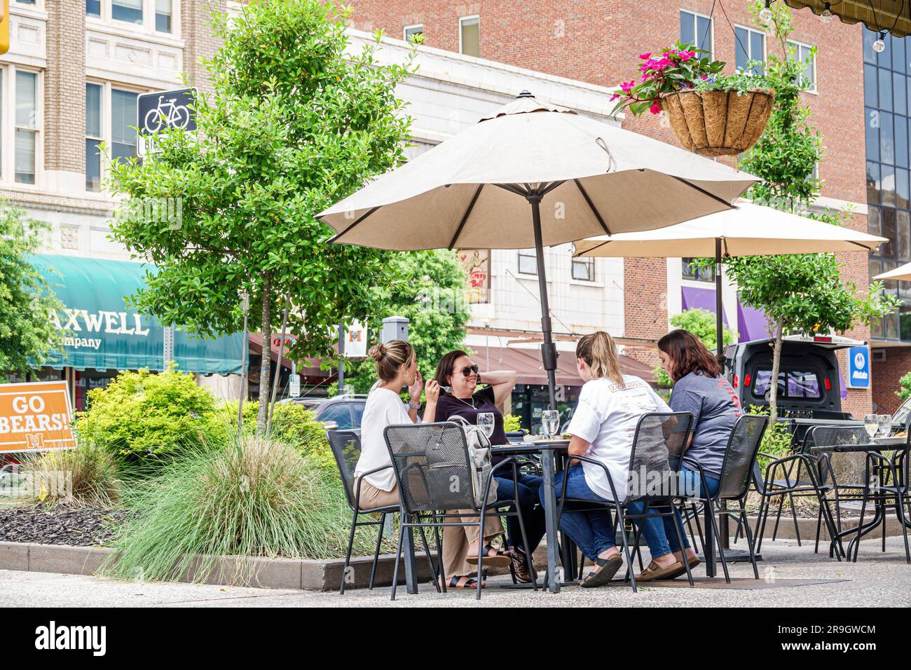 Macon Georgia, Tischschirm für Frauen, Abendessen im Freien Stockfoto