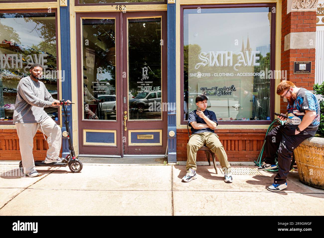 Macon Georgia, junge Unternehmer außerhalb des Geschäfts Sixth Ave, schwarzer afroamerikanischer Mann, Außenansicht, Gebäude, Vordereingang Stockfoto