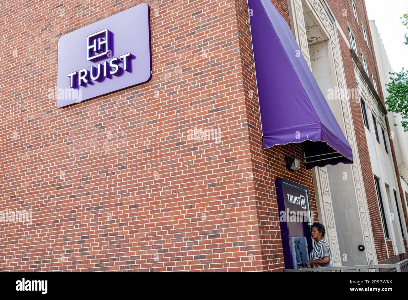 Macon Georgia, Truist Bank-Logo, Außenfassade, Gebäude, Vordereingang Stockfoto