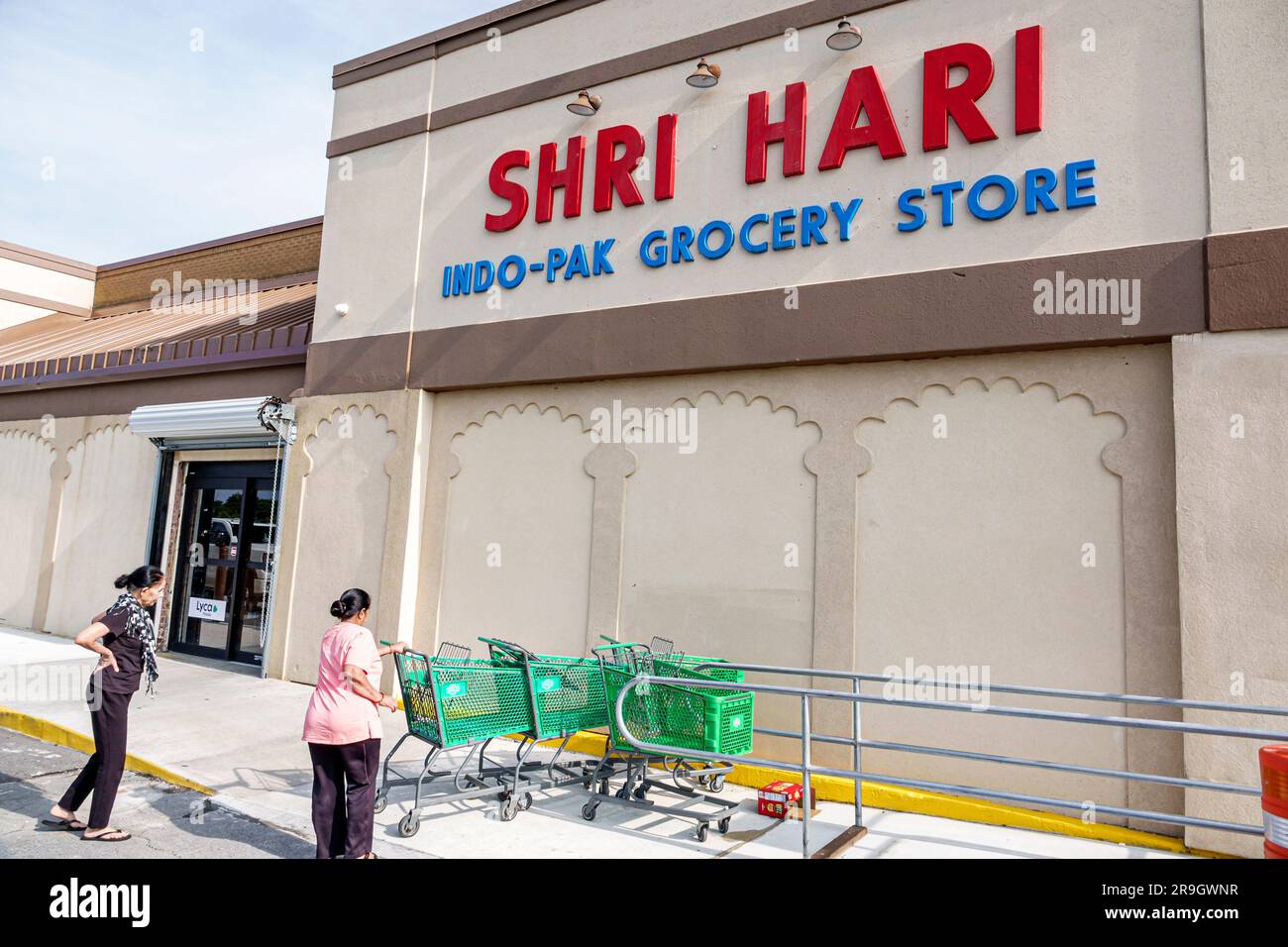 Macon Georgia, Shri Hari Indo-Pak Supermarkt, asiatisch importierte Lebensmittel, Frauen Einkaufswagen außerhalb, Gebäude, Vordereingang Stockfoto