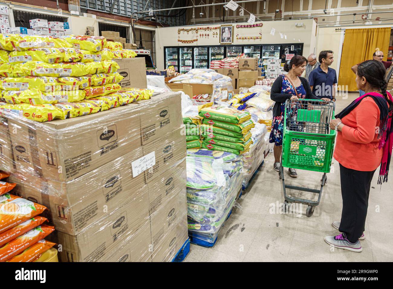 Macon Georgia, Shri Hari Indo-Pak Supermarkt, asiatisches Paar Shopping, importierte Lebensmittel, Innenbereich Stockfoto