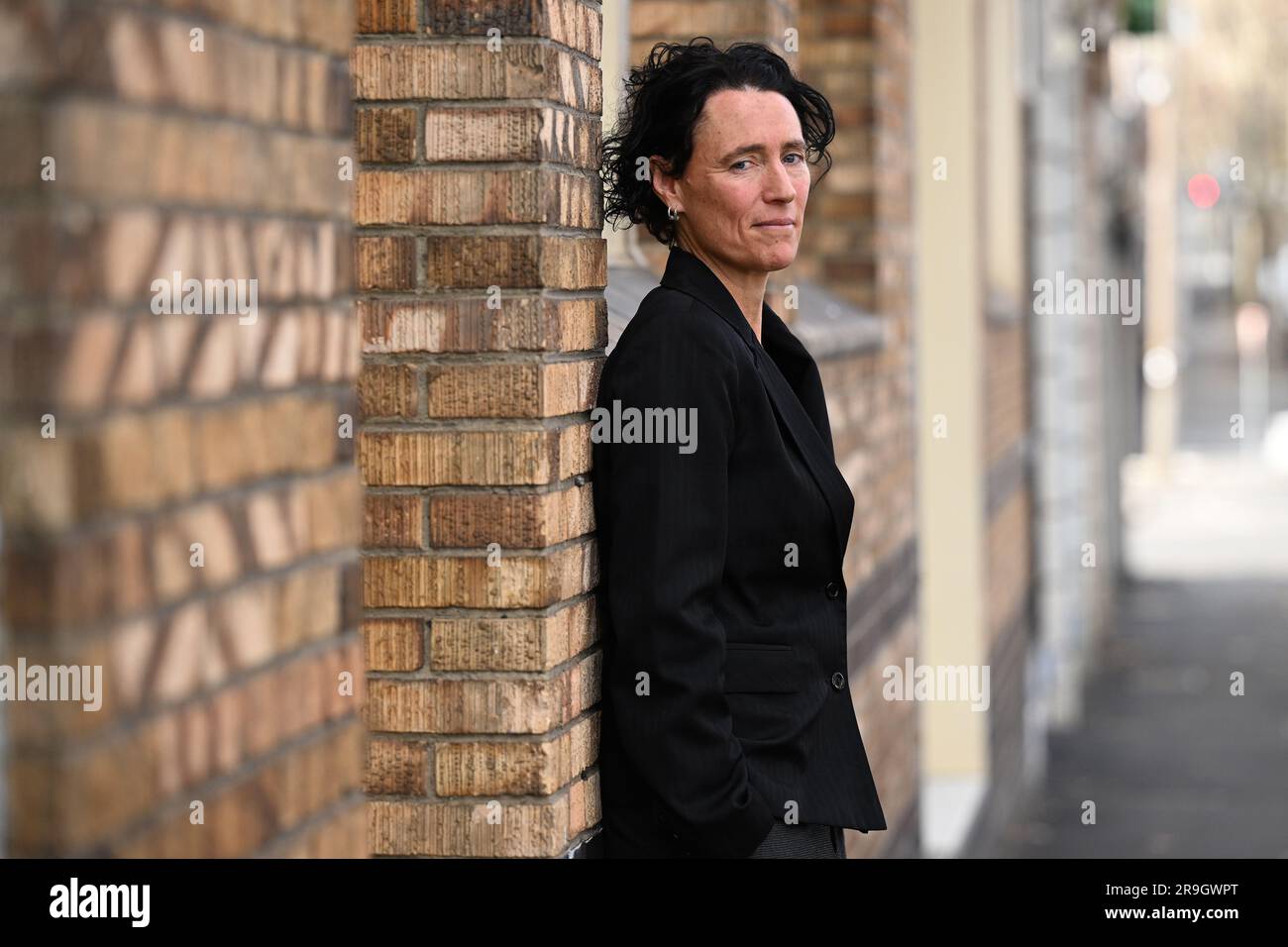 Melbourne, Australien. 27. Juni 2023. Chefforscher Tamar Hopkins posiert für ein Foto nach einer Pressekonferenz am Dienstag, den 27. Juni 2023 in Melbourne. Laut einem Bericht zielten Polizeibeamte von Victoria bei der Verhängung von COVID-Geldstrafen unverhältnismäßig stark auf Menschen aus Afrika, dem Nahen Osten und der First Nations ab. (AAP Image/James Ross) NO ARCHIVING Credit: Australian Associated Press/Alamy Live News Stockfoto