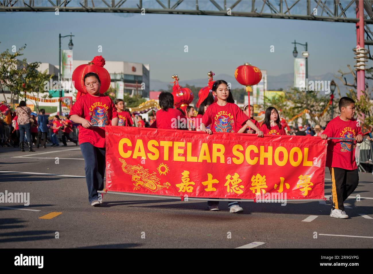 Schulkinder marschieren auf der Chinesischen Neujahrsparade in Los Angeles Stockfoto