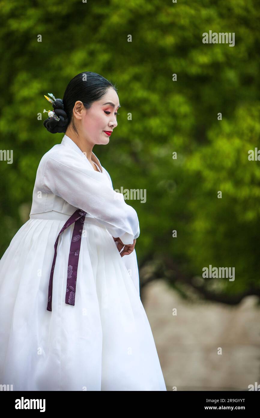 Traditionelle Folk-Tänzerin beim Korean Festival im Getty Center in Los Angeles, CA Stockfoto