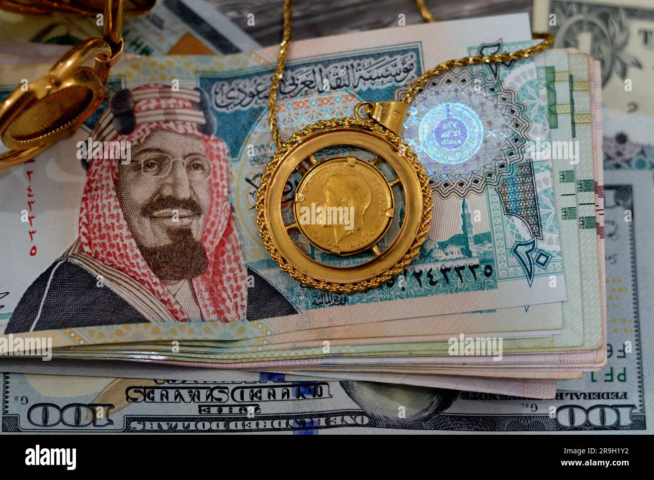 Amerikanische Dollar, ägyptische Pfund und Saudi-Arabische Riesen-Banknoten Geldwechsel Geld mit britischen Goldmünzen Formen Goldmünzen Stockfoto