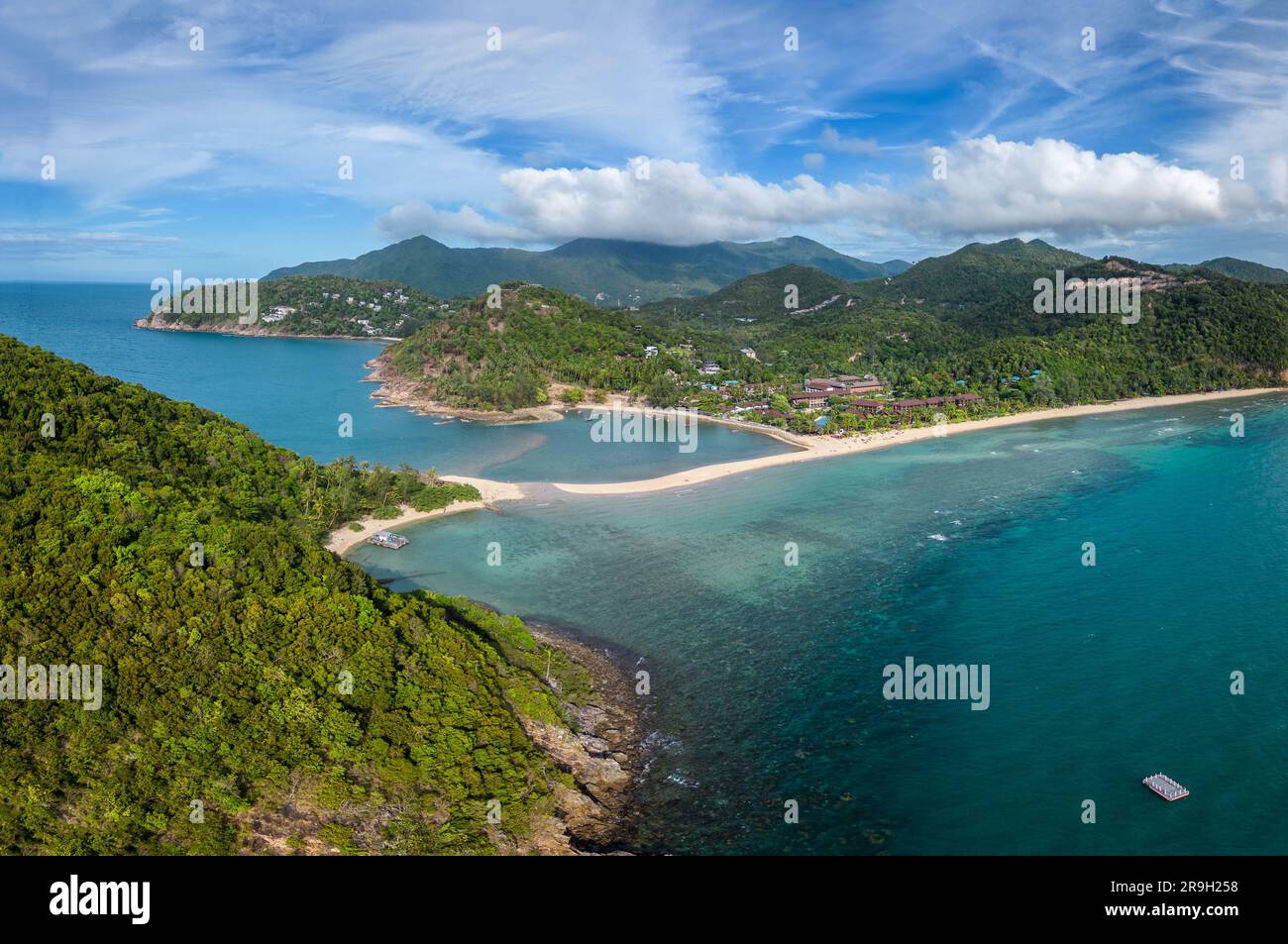 Koh Phangan, Thailand: Dramatisches Panoramablick über den Strand von Mae Haad auf der Insel Ko Pha Ngan im Golf von Thailand in Südostasien. Stockfoto